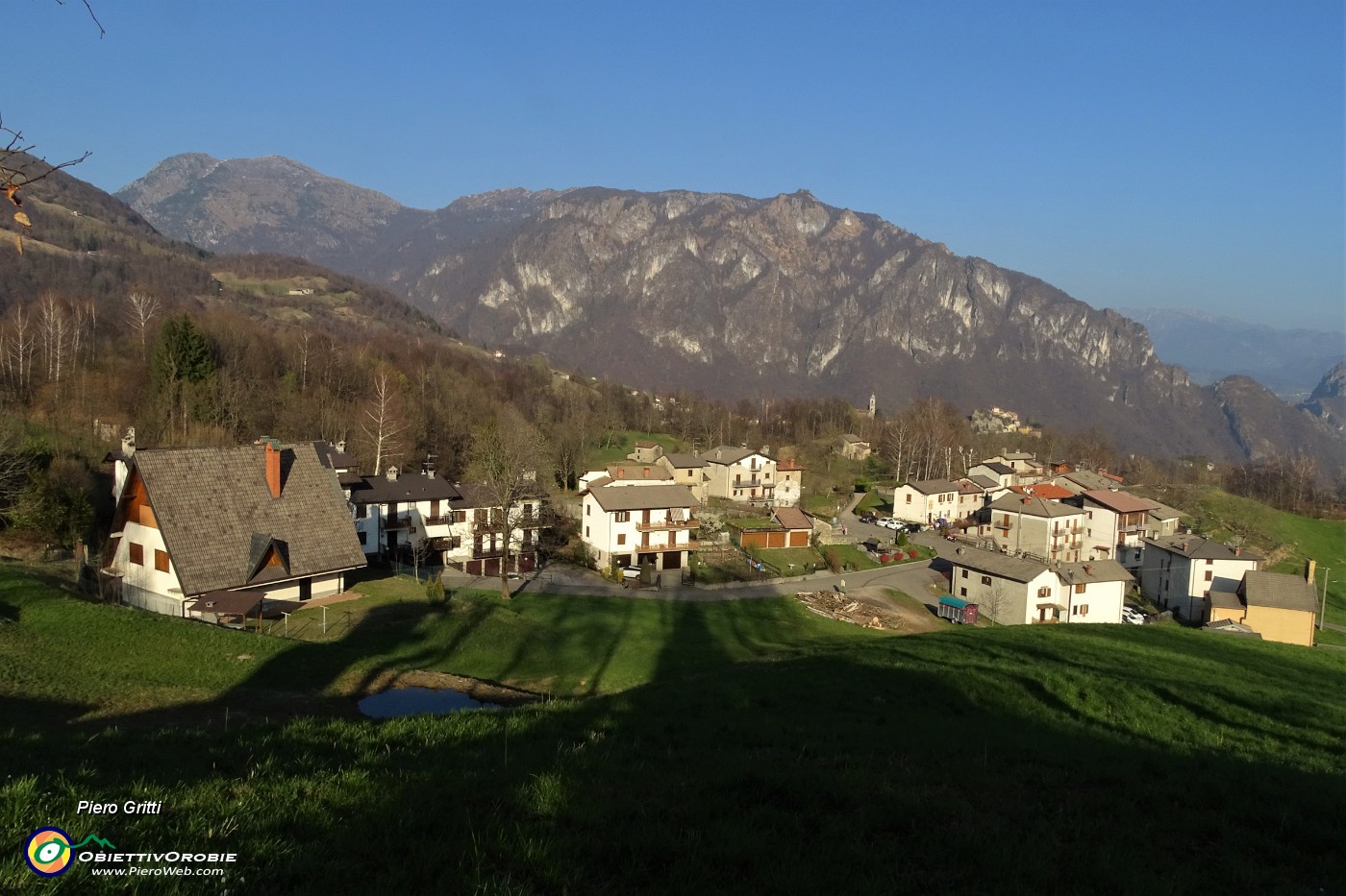 77 Reggetto con sullo sfondo il Monte Cancervo.JPG